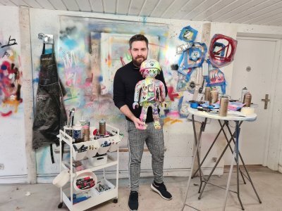 Arnaud Journou dans son atelier installé à Amblie près de Tilly-sur-Seulles. L'artiste vit de sa passion depuis près de 2 ans. 