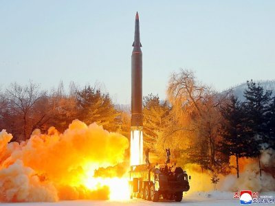 Une photo publiée le 6 janvier par l'agence nord-coréenne KCNA montre ce qui est présenté comme le lancement d'un missile hypersonique, la veille, depuis un lieu inconnu en Corée du Nord - STR [KCNA VIA KNS/AFP/Archives]