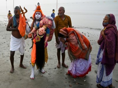Des pèlerins rassemblés sur l'île de Sagar pour le festival religieux Gangasagar Mela, le 13 janvier 2022 en Inde - Dibyangshu SARKAR [AFP]