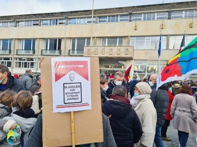 Les manifestants s'étaient rassemblés devant la mairie de Saint-Lô.