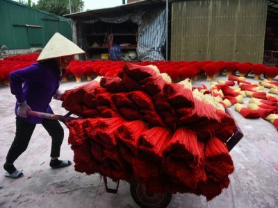 Transport d'encens séché sur une charrette, à Quang Phu Cau village près de Hanoï le 12 janvier 2022 - Nhac NGUYEN [AFP]