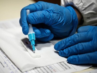 Un personnel de santé réalise un test antigénique de dépistage du Covid-19 dans le groupe scolaire Fénelon Notre-Dame à La Rochelle, en Charente-Maritime, le 13 janvier 2022 - Philippe LOPEZ [AFP]