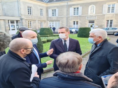 Élus locaux, régionaux, représentant de l'ARS, ont été accueillis par Jérôme Le Brière, directeur du CHICAM.