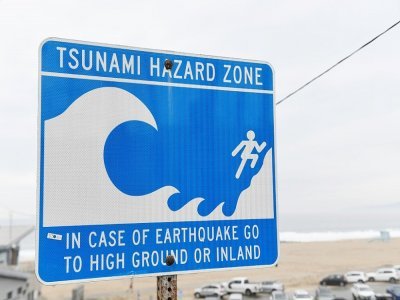 Un panneau met en garde contre le risque de tsunami sur une plage d'El Segundon, en Californie, le 15 janvier 2022 - Patrick T. FALLON [AFP]