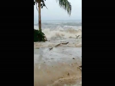 Capture d'écran d'une vidéo publiée par la plateforme ESN, montrant des vagues frappant la côte de Suva, capitale des Fidji, après une éruption volcanique sous-marine dans l'océan Pacifique aux îles Tonga, le 15 janvier 2022 - Emosi KERESONI [ESN/AFP]