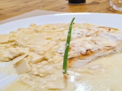 Le risotto est l'une des spécialités du chef.