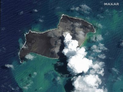 Image satellite fournie le 18 janvier 2022 par Maxar Technologies montrant la fumée  et les cendres rejettées par le volcan Hunga-Tonga-Hunga-Ha'apai aux îles Tonga - Handout [Satellite image ©2022 Maxar Technologies/AFP]