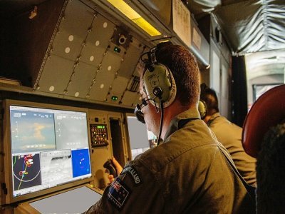 L'équipage d'un avion de reconnaissance Orion des forces néo-zélandaises surveillent la zone des îles Tonga après l'éruption du volcan Hunga-Tonga-Hunga-Ha'apai, le 17 janvier 2022 - Handout [NEW ZEALAND DEFENCE FORCE/AFP]