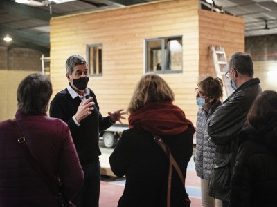 Franck Renaudin, porteur du projet "Un toit vers l'emploi" à Rouen devant une tiny house. - Marie-Hélène Labat