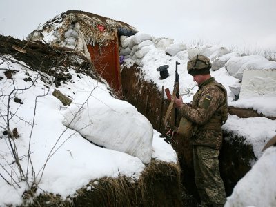 Un soldat ukrainien dans une tranchée sur la ligne de front avec les séparatistes prorusses dans la région de Lugansk, dans l'est de l'Ukraine, le 21 janvier 2022 - Anatolii STEPANOV [AFP]