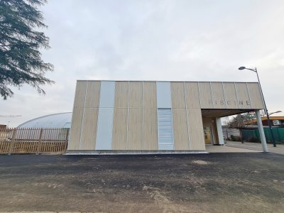 Le nouveau bâtiment et, à l'arrière, la structure "historique" de la piscine tournesol.