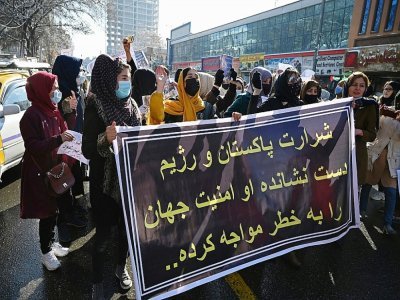 Femmes manifestant à Kaboul pour demander le droit à l'éductaion, l'accès à l'emploi et à une représentation politique, le 16 décembre 2021 - Wakil KOHSAR [AFP]