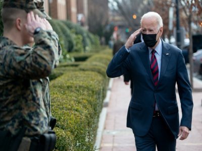 Le président américain Joe Biden salue des militaires lors d'une visite le 25 janvier 2022 dans une caserne de Washington - SAUL LOEB [AFP]