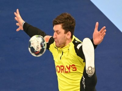 Le gardien danois Niklas Landin Jacobsen arrête un tir d'un joueur français, lors du dernier match du tour principal de l'Euro, le 26 janvier 2022 à Budapest - Attila KISBENEDEK [AFP]