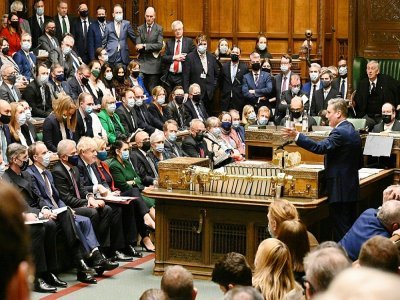 Photo diffusée par la chaîne parlementaire, le 26 janvier 2022, du leader du parti travailliste Keir Starmer (d) s'adressant au premier ministre britannique Boris Johnson au Parlement à Londres - JESSICA TAYLOR [UK PARLIAMENT/AFP]