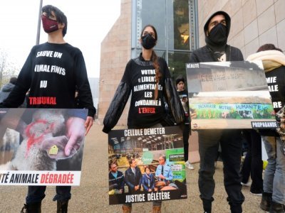 Des militants animalistes protestent devant le tribunal du Mans le 28 janvier 2022 - JEAN-FRANCOIS MONIER [AFP]