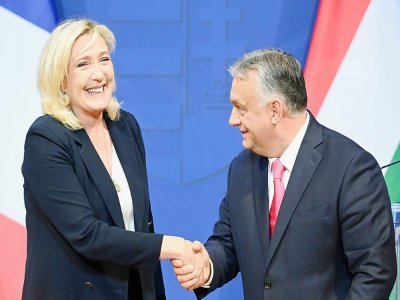 Marine Le Pen, candidate du RN à la présidentielle, et le Premier ministre hongrois Viktor Orban, le 26 octobre 2021 à Budapest - Attila KISBENEDEK [AFP/Archives]
