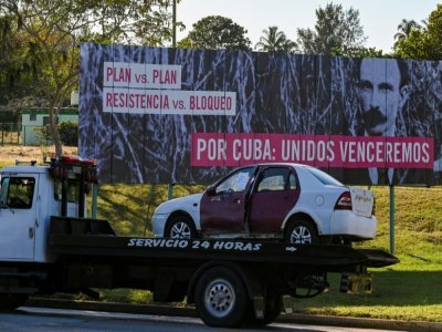 Un panneau disant "Plan contre plan, Résistance contre bloc, Pour Cuba nous vaincrons unis" à La Havane, le 1er février 2022 - YAMIL LAGE [AFP]