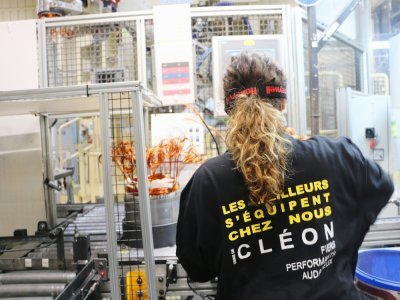 Une salariée de l'usine Renault Cléon assemble des fils de cuivre pour fabriquer des stators et des rotors pour un moteur électrique.