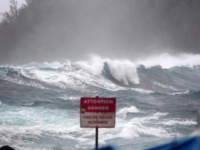 Les vagues à Saint-Benoit, à l'est de l'île de La Réunion dans l'océan Indien, le 2 février 2022, avant le passage du cyclone tropical Batsirai - Richard BOUHET [AFP]