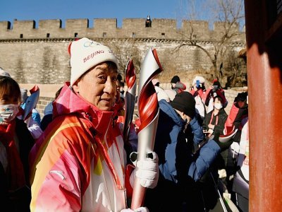 L'acteur honkongais Jackie Chan torche olympique en mains sur la Grande Muraille de Chine à la veille de la cérémonie d'ouverture des JO de Pékin le 3 février 2022 à Badaling - NOEL CELIS [AFP]