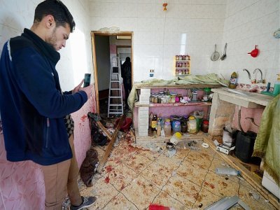 Un habitant photographie l'intérieur d'un bâtiment visé par une opération des forces spéciales américaines, le 3 février 2022 à Atmé, en Syrie - Muhammad HAJ KADOUR [AFP]