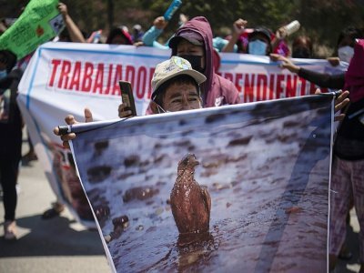 Manifestation devant la raffinerie de La Pampilla, à 30 km au nord de Lima, contre la compagnie espagnole Repsol, le 3 février 2022 au Pérou - Ernesto BENAVIDES [AFP]