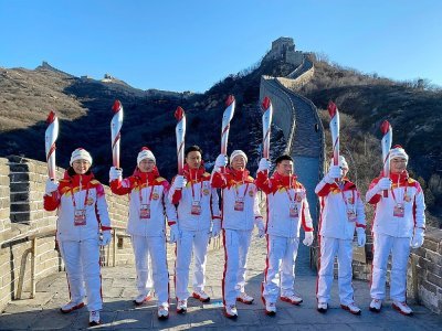 Des porteurs de la torche olympique sur la Grande Muraille à la veille de la cérémonie d'ouverture des JO de Pékin le 3 février 2022 à Badaling - LEO RAMIREZ [AFP]