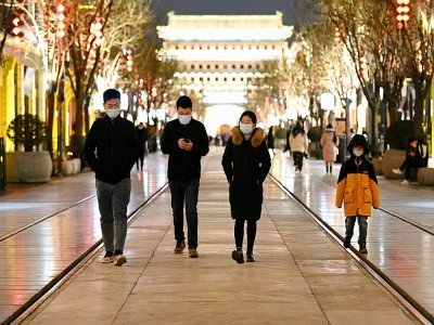 Des piétons dans une rue de Pékin, le 31 janvier 2022 - NOEL CELIS [AFP/Archives]