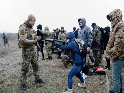 Un instructeur militaire enseigne le maniement des armes à des civils près d'Odessa, en Ukraine, le 5 février 2022 - Oleksandr GIMANOV [AFP]