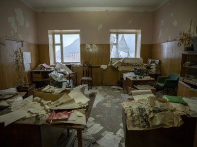 Dans un bureau de l'administration de la cité russe abandonnée de Pyramiden, le 21 septembre 2021 - Olivier MORIN [AFP]