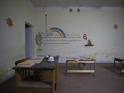 Salle de classe abandonnée dans la cité russe de Pyramiden, le 21 septembre 2021 - Olivier MORIN [AFP]