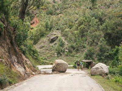 Chute de rochers sur une route près de Ranomafana après le passage du cyclone Batsirai, le 7 février 2022 à Madagascar - RIJASOLO [AFP]