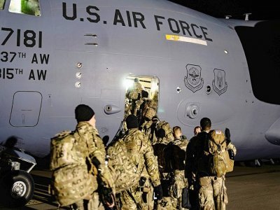 Des militaires américains embarquent pour l'Europe à Fort Bragg, Caroline du Nord (Etats-Unis), le 6 février 2022 - Hunter GARCIA [US ARMY/AFP]