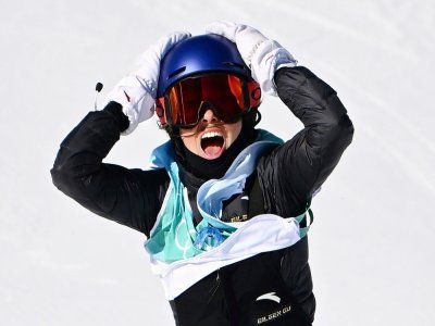 La Chinoise Eileen Gu après son troisième run de la finale de ski big air des Jeux olympiques de Pékin, le 8 février 2022 - Manan VATSYAYANA [AFP]
