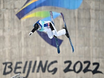 La Française Tess Ledeux au cours de la finale du ski big air, le 8 février 2022 aux Jeux olympiques de Pékin - Manan VATSYAYANA [AFP]