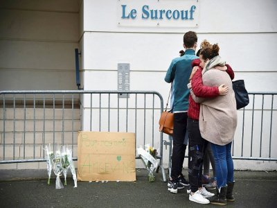 Des personnes se recueillent devant l'immeuble où un balcon s'est effondré la veille à Angers, faisant quatre morts, le 16 octobre 2016 - JEAN-FRANCOIS MONIER [AFP/Archives]