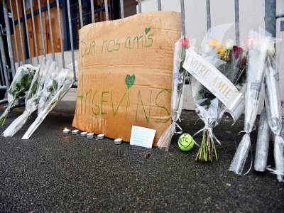Devant l'immeuble où un balcon s'est effondré la veille à Angers, faisant quatre morts, le 16 octobre 2016 - JEAN-FRANCOIS MONIER [AFP/Archives]