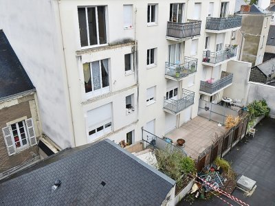 Les débris d'un balcon qui s'est effondré la veille, faisant quatre morts, à Angers le 16 octobre 2016 - JEAN-FRANCOIS MONIER [AFP/Archives]