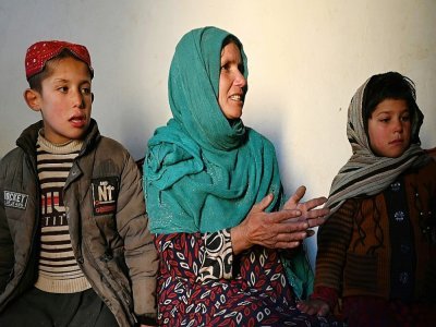 Friba, une mère de famille afghane, et deux de ses trois enfants, dans son domicile dans la province de Parwan, le 25 janvier 2022 - Wakil KOHSAR [AFP]