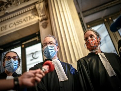 L'avocate de "Claire" Clélia Richard et l'avocat des associations LGBT Bertrand Perier (C) lors d'une conférence de presse devant la Cour de cassation à Paris, le 16 septembre 2020 - STEPHANE DE SAKUTIN [AFP/Archives]