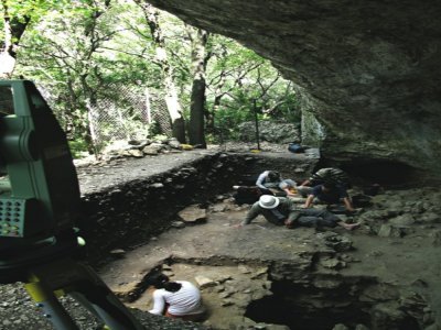 Photo remise le 9 février 2022 par l'équipe d'archéologues et paléoanthropologues menée par Ludovic Slimak, montrant la grotte Mandrin, dans la Drôme - Ludovic Slimak [Handout/AFP]