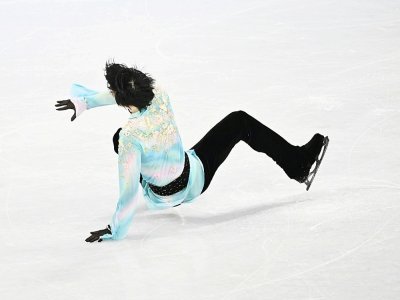 Le patineur japonais Yuzuru Hanyu chute au cours du programme libre des Jeux olympiques, le 10 février 2022 - Anne-Christine POUJOULAT [AFP]