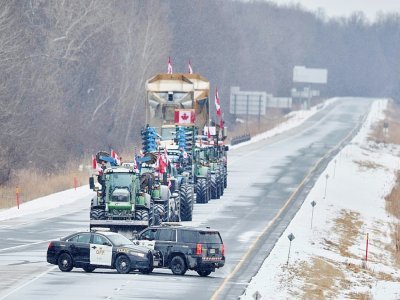 Des agriculteurs bloquent l'autoroute 402 près de Sarnia, dans l'Ontario au Canada, le 10 février 2022 - Geoff Robins [AFP]