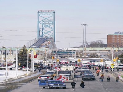 Des manifestants anti-restrictions sanitaires bloquent la voie au pont Ambassador entre le Canada et les Etats-Unis à Windsor, dans l'Ontario, le 9 février 2022 - Geoff Robins [AFP]