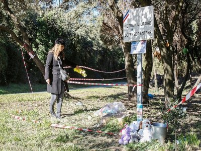 Nadia Ghouafria, fille de Harkis et membre de l'association locale de l'Aracan, dépose une peluche dans un cimetière sauvage où sont enterrés des enfants harkis, le 5 février 2022 à Laudun-L'Ardoise, dans le Gard - Lucie PEYTERMANN [AFP]