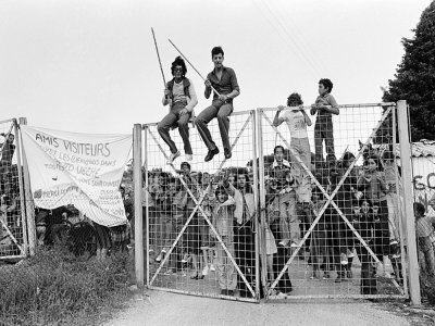 Des jeunes musulmans, enfants de Harkis, manifestent devant le camp de Saint-Maurice l'Ardoise, le 2 juin 1975 dans le Gard - - [AFP/Archives]
