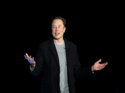 Le milliardaire Elon Musk présente la méga-fusée de SpaceX Starship, le 10 février 2022 près de Boca Chica, dans le sud du Texas - JIM WATSON [AFP]