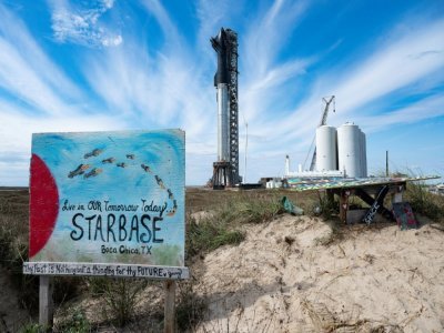 La fusée Starship de SpaceX, et son propulseur Super Heavy, à la base spatiale Starbase, le 10 février 2022 près de Boca Chica, dans le sud du Texas, - JIM WATSON [AFP]