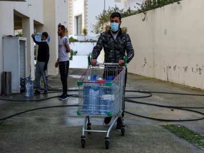 Des migrants syriens dans le complexe touristique de Saint-Nicolas, le 31 janvier 2022 à Chloraka, à Chypre - Christina ASSI [AFP]